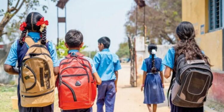 സ്കൂൾ വിദ്യാഭ്യാസത്തിൽ നിർണായക മാറ്റം വരുത്തി കേന്ദ്രസർക്കാർ:തോറ്റാൽ ഇനി അവിടെ കിടക്കുമെന്ന് കേന്ദ്രം; കുട്ടികൾക്കൊപ്പമെന്ന് കേരളം