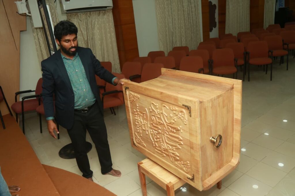 വിശുദ്ധ ഖുര്ആന് വിറ്റ് കാശുമായി പാലക്കാട് സ്വദേശി ദുബായില് നിന്ന് നാട്ടിലേക്ക് മുങ്ങിയതായി പരാതി