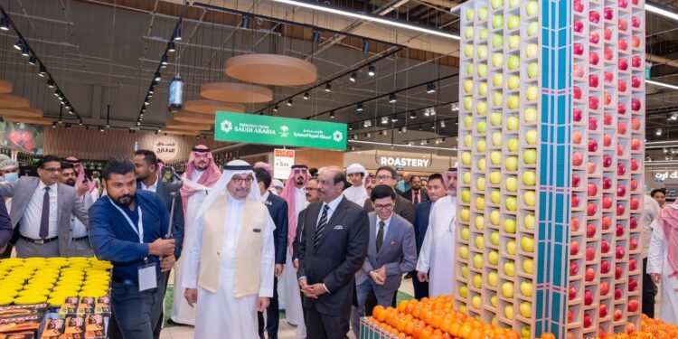 ജിദ്ദയുടെ ഷോപ്പിംഗ് മുഖച്ഛായ മാറ്റാൻ ലുലു; റീട്ടെയിൽ രംഗത്തെ വൻ വിസ്ഫോടനം: സൗദിയിൽ 72-ാമത് ഹൈപ്പർമാർക്കറ്റ് തുറന്നു!