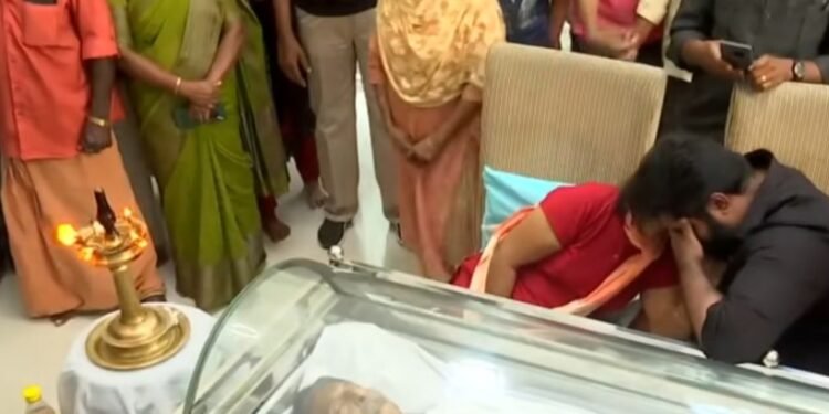 ശ്രീനിവാസന്റെ സംസ്കാരം നാളെ വീട്ടുവളപ്പില്; ഒരു മണി മുതല് മൂന്ന് മണിവരെ ടൗണ്ഹാളില് പൊതുദര്ശനം