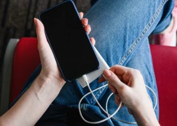 വിമാനയാത്രയിൽ പുതിയ സുരക്ഷാ നിയമങ്ങൾ; താഴെ വീണ മൊബൈൽ ഫോൺ എടുക്കാനായി സീറ്റ് ചലിപ്പിക്കരുത്