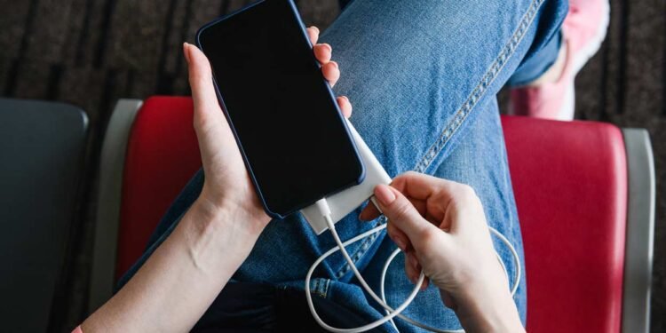 വിമാനയാത്രയിൽ പുതിയ സുരക്ഷാ നിയമങ്ങൾ; താഴെ വീണ മൊബൈൽ ഫോൺ എടുക്കാനായി സീറ്റ് ചലിപ്പിക്കരുത്