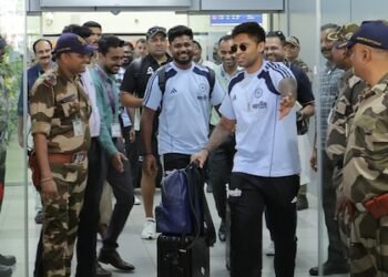 സഞ്ജുവിന് ‘വഴിയൊരുക്കി’ സൂര്യകുമാർ; തിരുവനന്തപുരത്ത് ആരാധകരുടെ ആവേശത്തിലേക്ക് പറന്നിറങ്ങി ഇന്ത്യൻ ടീം