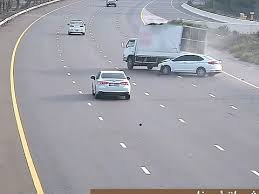 ബോധവൽകരണവുമായി അബുദാബി; ഡ്രൈവിങ്ങിനിടെ ഫോൺ ഉപയോഗിച്ചാൽ പിഴ, വാഹനം പിടിച്ചെടുക്കലും