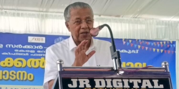 പാലം ഉദ്ഘാടനം റിപ്പോർട്ട് ചെയ്യാൻ ചാനലുകളില്ല; പ്രസംഗത്തിൽ പരിഭവിച്ച് മുഖ്യമന്ത്രി