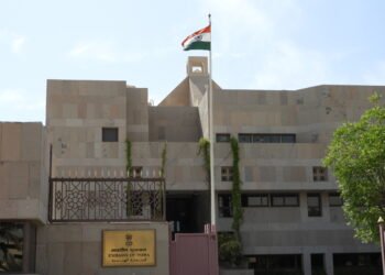 യുഎഇയിലെ ഇന്ത്യൻ പൗരന്മാർക്ക് ജാഗ്രതാ നിർദ്ദേശം; അനാവശ്യ യാത്രകൾ ഒഴിവാക്കണമെന്ന് ഇന്ത്യൻ എംബസി.