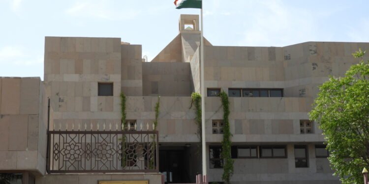 യുഎഇയിലെ ഇന്ത്യൻ പൗരന്മാർക്ക് ജാഗ്രതാ നിർദ്ദേശം; അനാവശ്യ യാത്രകൾ ഒഴിവാക്കണമെന്ന് ഇന്ത്യൻ എംബസി.