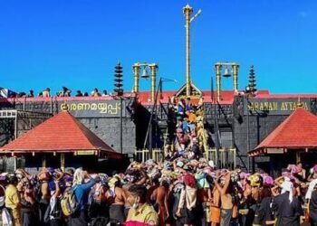 ശബരിമലയിലെ പടിപൂജ ബുക്കിങ്ങിൽ ക്രമക്കേട്; ഫയലുകൾ പിടിച്ചെടുത്ത് ഹാജരാക്കണമെന്ന് ഹൈക്കോടതി