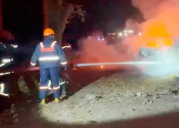 ഓടിക്കൊണ്ടിരിക്കെ കാറിന് തീപിടിച്ചു; യാത്രക്കാർ അത്ഭുതകരമായി രക്ഷപ്പെട്ടു