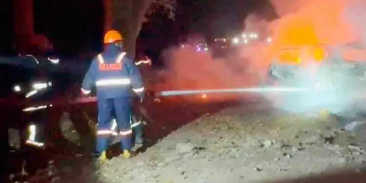 ഓടിക്കൊണ്ടിരിക്കെ കാറിന് തീപിടിച്ചു; യാത്രക്കാർ അത്ഭുതകരമായി രക്ഷപ്പെട്ടു