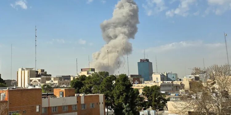 പ്രത്യാക്രമണവുമായി ഇറാൻ; ഇസ്രായേലിലേക്ക് തൊടുത്തത് 30 മിസൈലുകൾ