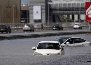 അബൂദബിയിൽ താഴ്​ന്ന ​പ്രദേശങ്ങളിൽ വെള്ളം കയറി.