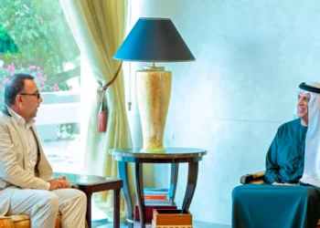 ഇറ്റാലിയൻ ശിൽപി ലോറൻസോ ക്വിന്നിനെ സ്വീകരിച്ച് ശൈഖ് സൗദ് ബിൻ സഖർ അൽ ഖാസിമി