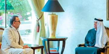 ഇറ്റാലിയൻ ശിൽപി ലോറൻസോ ക്വിന്നിനെ സ്വീകരിച്ച് ശൈഖ് സൗദ് ബിൻ സഖർ അൽ ഖാസിമി