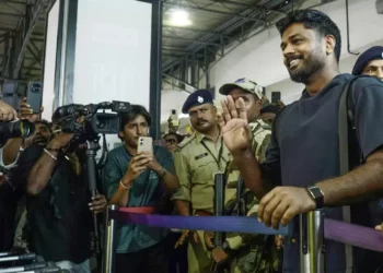 ‘സ്വപ്നം കീഴടക്കി’ സഞ്ജു സാംസൺ നാട്ടിൽ തിരിച്ചെത്തി; ആരാധകരുടെ വൻ സ്വീകരണം