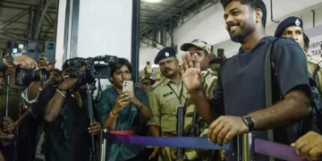 ‘സ്വപ്നം കീഴടക്കി’ സഞ്ജു സാംസൺ നാട്ടിൽ തിരിച്ചെത്തി; ആരാധകരുടെ വൻ സ്വീകരണം