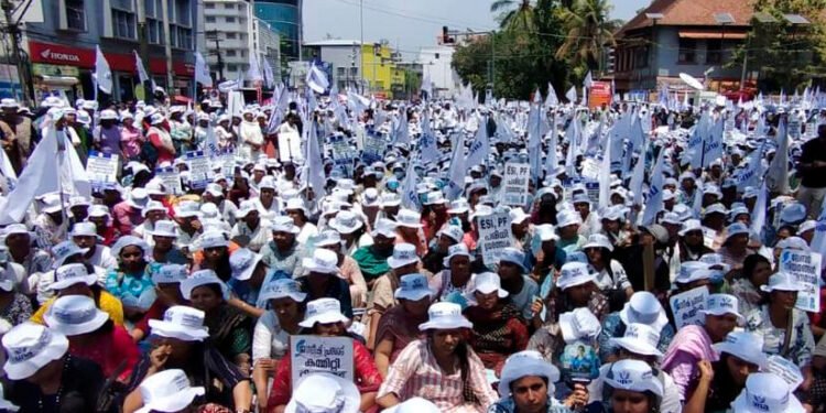 നഴ്സുമാരുടെ സമരം: ഹൈക്കോടതി മധ്യസ്ഥ ചർച്ച ഫലം കണ്ടില്ല