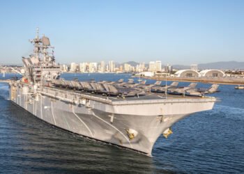 സിംഗപ്പൂർ തീരത്ത് യു.എസ് യുദ്ധക്കപ്പൽ; മധ്യപൂർവേഷ്യയിലേക്ക് കൂടുതൽ സൈനികരെ വിന്യസിക്കുന്നു