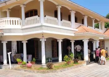 കൊച്ചിയിൽ ഒരു കുടുംബത്തിലെ അഞ്ച് പേർ മരിച്ച നിലയിൽ, രണ്ട് സ്ത്രീകളും മൂന്ന് കുട്ടികളും