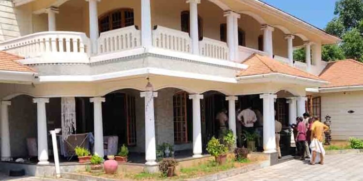 കൊച്ചിയിൽ ഒരു കുടുംബത്തിലെ അഞ്ച് പേർ മരിച്ച നിലയിൽ, രണ്ട് സ്ത്രീകളും മൂന്ന് കുട്ടികളും