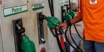 പെട്രോൾ-ഡീസൽ വില ഇനി 15 ദിവസത്തിലൊരിക്കൽ പുനപരിശോധിക്കും; എക്സൈസ് തീരുവ കുറച്ച് കേന്ദ്രം