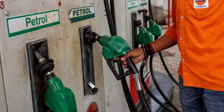 പെട്രോൾ-ഡീസൽ വില ഇനി 15 ദിവസത്തിലൊരിക്കൽ പുനപരിശോധിക്കും; എക്സൈസ് തീരുവ കുറച്ച് കേന്ദ്രം