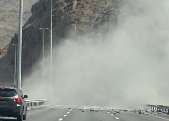 വാദി അദായി-ആമിറാത്ത് റോഡിൽ പാറയിടിഞ്ഞ് ഗതാഗത തടസ്സം; രണ്ടുലൈനിലൂടെ വഴിതിരിച്ചുവിട്ട് അധികൃതർ