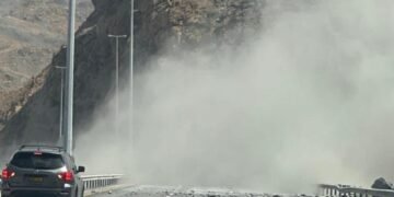 വാദി അദായി-ആമിറാത്ത് റോഡിൽ പാറയിടിഞ്ഞ് ഗതാഗത തടസ്സം; രണ്ടുലൈനിലൂടെ വഴിതിരിച്ചുവിട്ട് അധികൃതർ