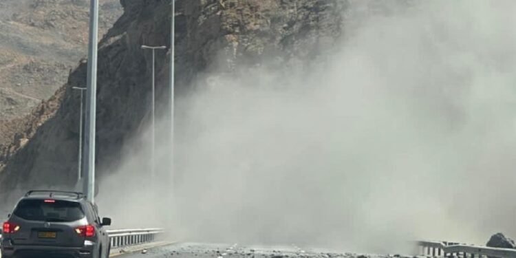 വാദി അദായി-ആമിറാത്ത് റോഡിൽ പാറയിടിഞ്ഞ് ഗതാഗത തടസ്സം; രണ്ടുലൈനിലൂടെ വഴിതിരിച്ചുവിട്ട് അധികൃതർ