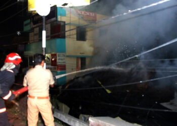 പേട്ടയിൽ പഴയ കെട്ടിടത്തിൽ തീപിടിത്തം; ലക്ഷങ്ങളുടെ നാശനഷ്ടം