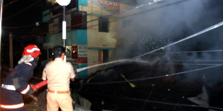 പേട്ടയിൽ പഴയ കെട്ടിടത്തിൽ തീപിടിത്തം; ലക്ഷങ്ങളുടെ നാശനഷ്ടം