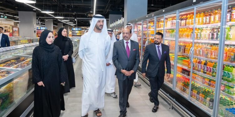 ലുലു ഹൈപ്പർമാർക്കറ്റ് സന്ദർശിച്ച് യുഎഇ സാമ്പത്തിക-ടൂറിസം വകുപ്പ് മന്ത്രി അബ്ദുല്ല ബിൻ തൗഖ് അൽ മർറി