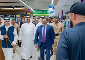 മനാമയിലെ ലുലു ഹൈപ്പർമാർക്കറ്റിൽ ബഹ്റൈൻ പ്രധാനമന്ത്രിയുടെ സന്ദർശനം; ജനങ്ങളുമായി സൗഹൃദ സംഭാഷണം