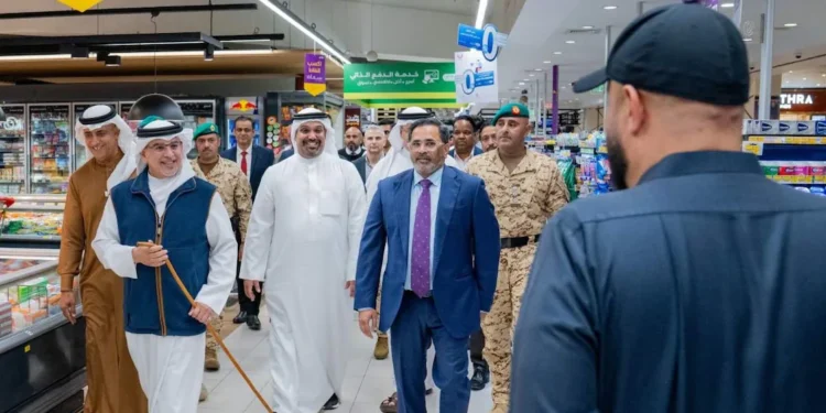 മനാമയിലെ ലുലു ഹൈപ്പർമാർക്കറ്റിൽ ബഹ്റൈൻ പ്രധാനമന്ത്രിയുടെ സന്ദർശനം; ജനങ്ങളുമായി സൗഹൃദ സംഭാഷണം