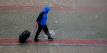 Heavy rain continues in the UAE; major roads submerged under water.