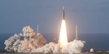 മനുഷ്യൻ വീണ്ടും ചന്ദ്രനിലേക്ക്… കുതിച്ചുയർന്ന് ആർട്ടെമിസ് II