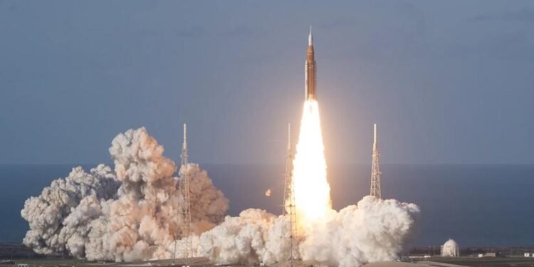 മനുഷ്യൻ വീണ്ടും ചന്ദ്രനിലേക്ക്… കുതിച്ചുയർന്ന് ആർട്ടെമിസ് II