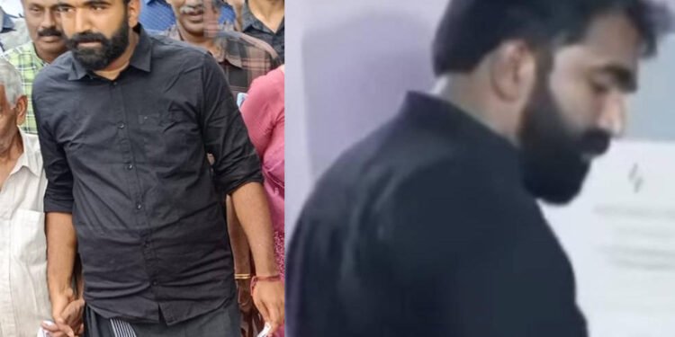 കറുപ്പ് വസ്ത്രം ധരിച്ച് വോട്ട് ചെയ്ത് ചാണ്ടി ഉമ്മൻ; പിതാവിനെ വേട്ടയാടിയതിനെതിരായ പ്രതിഷേധമെന്ന് പ്രതികരണം