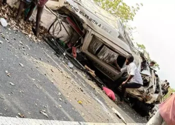 വാൽപ്പാറ ചുരത്തിൽ മിനിവാൻ അപകടം; മലയാളികളായ 9 പേർ മരിച്ചു