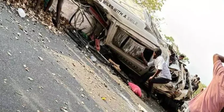 വാൽപ്പാറ ചുരത്തിൽ മിനിവാൻ അപകടം; മലയാളികളായ 9 പേർ മരിച്ചു