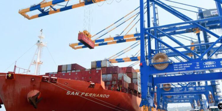 വിഴിഞ്ഞത്ത് ബർത്ത് തേടി നൂറിലധികം കപ്പലുകൾ; ശേഷിയില്ലെന്ന് വ്യക്തമാക്കി അതോറിറ്റി