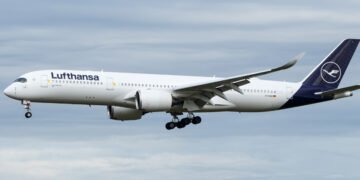 യുദ്ധവും ഇന്ധനവിലയും: സർവീസുകൾ വെട്ടിക്കുറച്ച് ആഗോള വിമാനക്കമ്പനികൾ