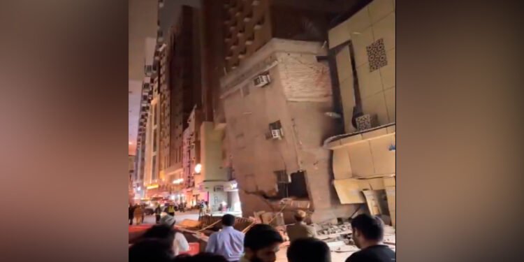 മക്കയിൽ കെട്ടിടം തകർന്നു; ആളപായമില്ല