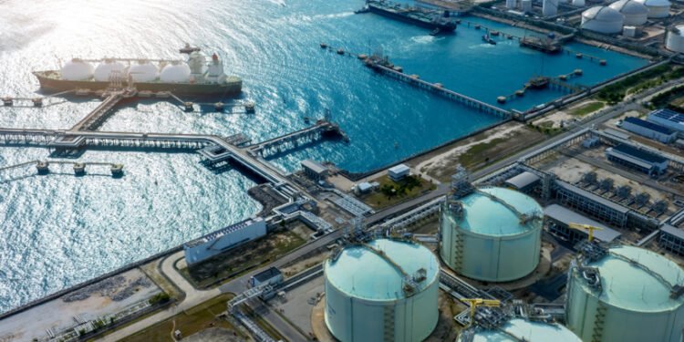 പശ്ചിമേഷ്യയിലെ എണ്ണ-വാതക പ്രതിസന്ധി: ലോകത്തിന് നഷ്ടം ഒരു ലക്ഷം കോടി ഡോളർ! ലാഭം വർധിപ്പിച്ച് എണ്ണക്കമ്പനികൾ