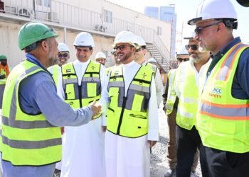 വെയിലത്ത് വിയർപ്പൊഴുക്കുന്നവർക്ക് തണലായി ദുബായ്; തൊഴിലിടങ്ങളിൽ നേരിട്ട് എത്തിയ ഉന്നത ഉദ്യോഗസ്ഥർ