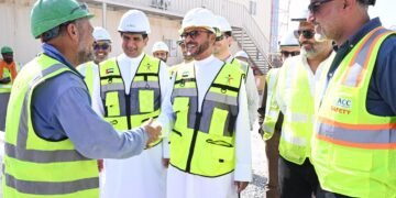 വെയിലത്ത് വിയർപ്പൊഴുക്കുന്നവർക്ക് തണലായി ദുബായ്; തൊഴിലിടങ്ങളിൽ നേരിട്ട് എത്തിയ ഉന്നത ഉദ്യോഗസ്ഥർ