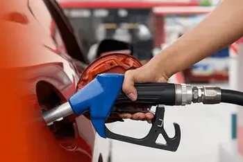 എണ്ണക്കമ്പനികൾ സാമ്പത്തിക പ്രതിസന്ധിയി​ലെന്ന് കേന്ദ്രം; ‘ഉപഭോക്താക്കളെ സംരക്ഷിക്കാൻ പെട്രോൾ, ഡീസൽ വില കൂട്ടാതെ പിടിച്ചുനിർത്തുന്നു’