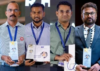 മരുഭൂമിയിലെ വിയർപ്പിന് ആദരം; അബുദാബിയിൽ ‘ലേബർ ഹീറോ’കളായി 4 മലയാളികൾ, കഠിനാധ്വാനത്തിന്റെ വിജയഗാഥ!