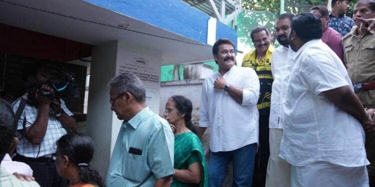 നൂറിലധികം സീറ്റുമായി യുഡിഎഫ് അധികാരത്തിലെത്തും: വി.ഡി. സതീശൻ; വോട്ട് ചെയ്ത് മോഹൻലാൽ, സംസ്ഥാനത്ത് പോളിങ് പുരോഗമിക്കുന്നു