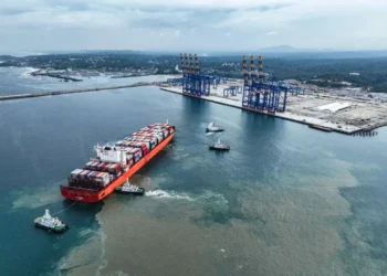 ‘ആ​ഗോള ഷിപ്പിങ് കണ്ണുകൾ ഇപ്പോൾ എന്റെ മണ്ഡലത്തിൽ’; ഹുർമുസ് പ്രതിസന്ധിക്കിടെ വിഴിഞ്ഞം ലോകത്തിന്റെ ശ്രദ്ധാകേന്ദ്രമാകുന്നുവെന്ന് ശശി തരൂർ